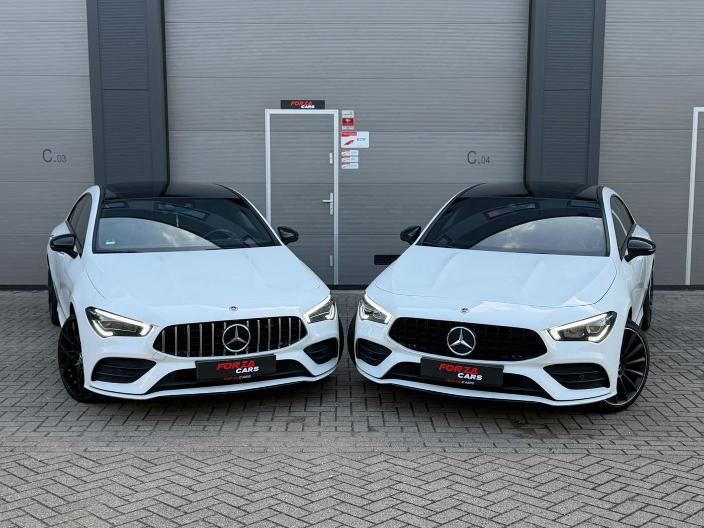 Twee witte Mercedes CLA's voor de vestiging van Forza Cars aan de Aalsmeerderweg 47 C04 in Aalsmeer